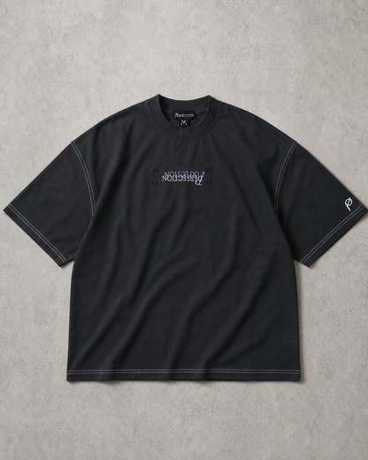 
Schwarzes Recreate Yourself Tee von vorn mit Kontrastnähten, Bruststickerei und ∅-Ärmeldetail