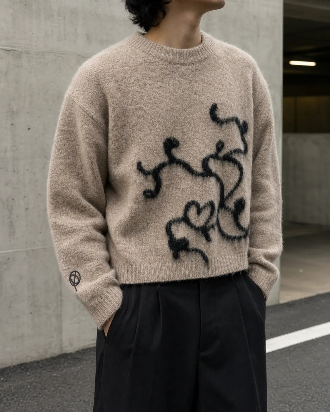 Mohair Sweater — Lifestyle-Aufnahme des entspannten Fits vor Betonarchitektur