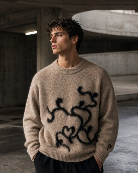 Mohair Sweater — Campaign-Porträt mit entspanntem Mohair-Sweater-Fit